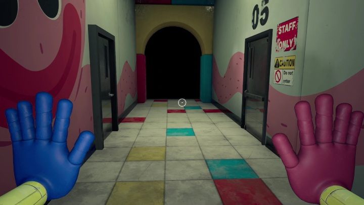 Wejdźcie do korytarza i zbliżcie się do ciemnego pokoju - Poppy Playtime: Huggy Wuggy - solucja, opis przejścia - Poppy Playtime - poradnik do gry