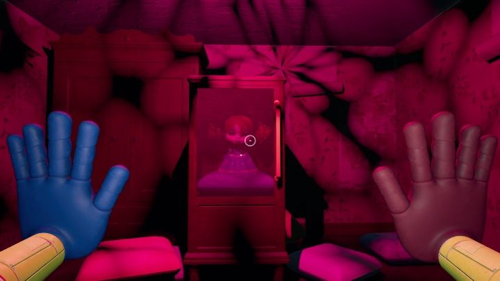 Korytarzem cały czas prosto, mińcie drzwi (otwierane klawiszem E, a nie popychane), aż dotrzecie do lalki w skrzyni - Poppy Playtime: Huggy Wuggy - solucja, opis przejścia - Poppy Playtime - poradnik do gry