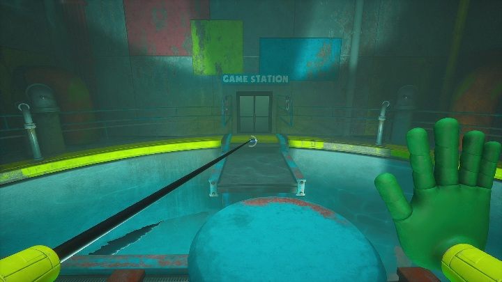 Lokalizacja: Ta taśma leży na środku platformy, zaraz obok drzwi z podpisem Game Station - Poppy Playtime: Kasety / Taśmy rozdział 2 - lokalizacja wszystkich - Poppy Playtime - poradnik do gry