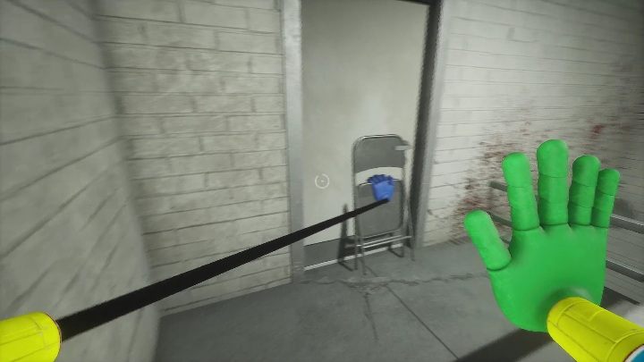 Idąc dalej przejdziecie przez klatkę schodową, aż dotrzecie do drzwi zablokowanych krzesłem - Poppy Playtime: Wack-A-Wuggy - solucja, opis przejścia - Poppy Playtime - poradnik do gry