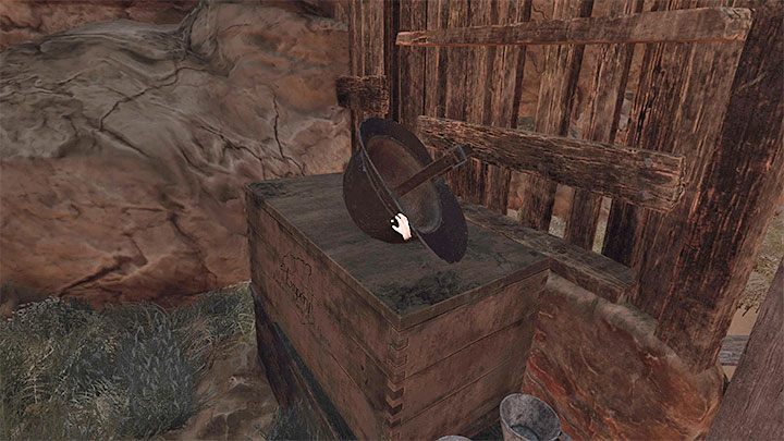 Po otwarciu bramki nie śpieszcie się z dalszą przeprawą, tylko najpierw zbadajcie obszar po prawej stronie, obok ogrodzenia - Amnesia Rebirth: The Desert Path - solucja, sekrety - Amnesia Rebirth - poradnik do gry