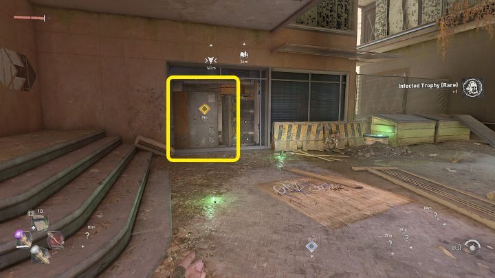 Po oczyszczeniu placu podejdźcie do miejsca widocznego na powyższym obrazku i zapukajcie w metalową przeszkodę, aby porozumieć się z osobami, które schowały się we wnętrzu tego budynku - Dying Light 2 Zagubione światło - solucja, opis przejścia - Dying Light 2 - poradnik do gry