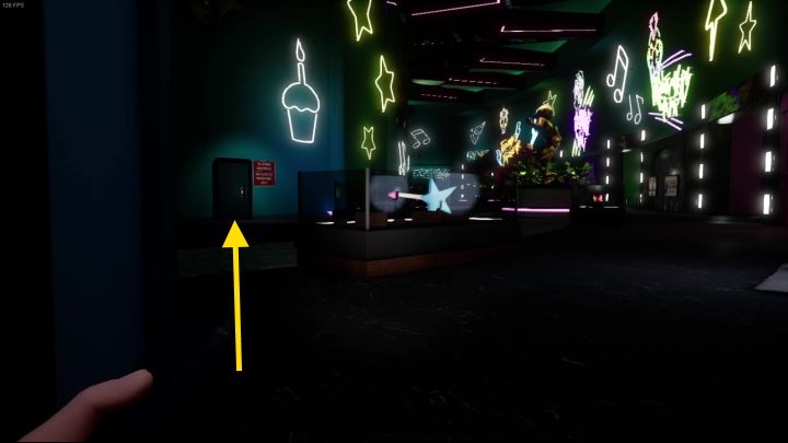 Gdy wejdziecie do środka, podejdźcie do miniaturowej głowy Freddyego i zabierzcie z niej Security Badge oraz Performance Disc - FNAF SB: Backstage - solucja, opis przejścia - FNAF Security Breach - poradnik do gry