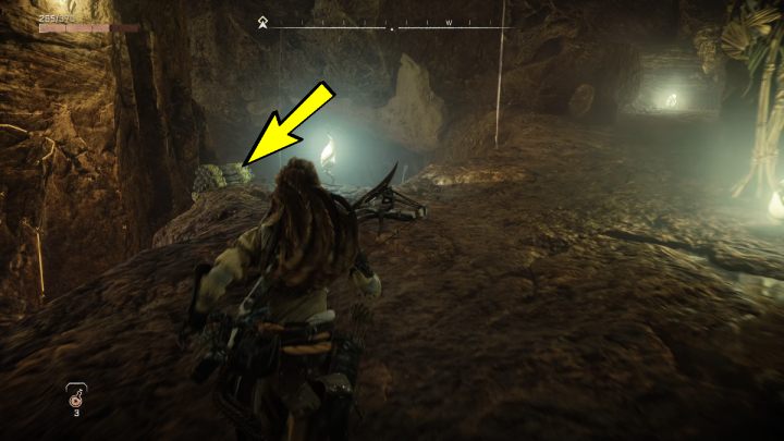 Podążajcie tunelem i zabierzcie po drodze zielony kryształ w korytarzu po lewej stronie - Horizon Forbidden West: Korzenie, które łączą (The Roots That Bind) - solucja, opis przejścia - Horizon Forbidden West - poradnik do gry