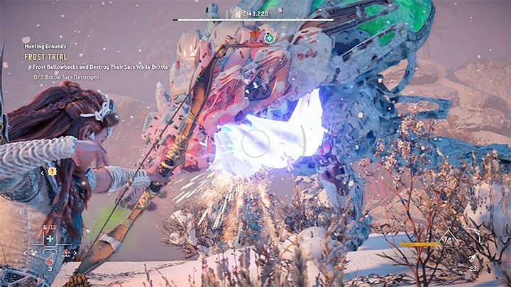 Po tym jak nadymacz przejdzie w zamrożony stan szybko przełączcie się na tę broń z inwentarza, która zadaje największe obrażenia na potrzeby niszczenia komponentów maszyn - Horizon Forbidden West: Tereny łowieckie: Góry Urwiste - opis przejścia prób - Horizon Forbidden West - poradnik do gry