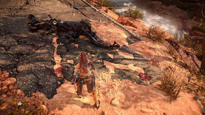 Następne ślady znajdziecie przy zniszczonej maszynie na drugim końcu polany - Horizon Forbidden West: Cień przeszłości (Shadow from the Past) - solucja, opis przejścia - Horizon Forbidden West - poradnik do gry