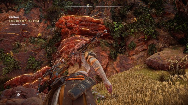 Przeskanujcie otoczenie, wspinajcie się po zaznaczonych liniach na górę i wejdźcie do jaskini - Horizon Forbidden West: Cień przeszłości (Shadow from the Past) - solucja, opis przejścia - Horizon Forbidden West - poradnik do gry
