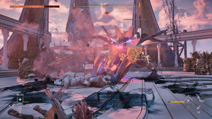 Boss oprócz polegania na atakach dystansowych może też uderzać górnymi kończynami i dodatkowo niszczyć z ich pomocą niektóre z okolicznych zasłon - Horizon Forbidden West: Osobliwość (Singularity) - solucja, opis przejścia, zakończenie - Horizon Forbidden West - poradnik do gry