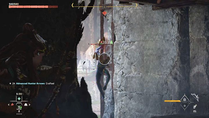 W trakcie całego pojedynku polegajcie na wspomnianych wcześniej żywiołach, przy czym Waszym nadrzędnym dążeniem powinno być pozbawienie Erika nakrycia głowy, tak więc starajcie się zawsze celować w górną część jego pancerza - Horizon Forbidden West: Erik - boss, jak pokonać Zenita z głównego zadania Osobliwość? - Horizon Forbidden West - poradnik do gry