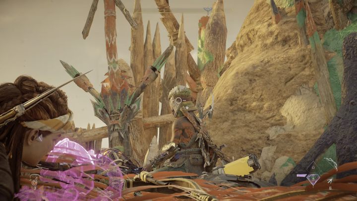 Przeskanujcie dokładnie cały teren i w pierwszej kolejności wyeliminujcie buntownika dosiadającego maszynę, który patroluje wejście do obozu - Horizon Forbidden West: Kolcogrzbiety (The Bristlebacks) - solucja, opis przejścia - Horizon Forbidden West - poradnik do gry