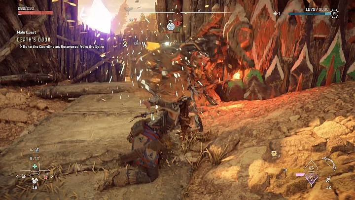 Silne uderzenia wymagają dłuższego przygotowania (przytrzymaj R2), ale mają bardzo duży impet i ułatwiają odrywanie od przeciwników części lub elementów pancerza - Horizon Forbidden West: Walka i skradanie się - Horizon Forbidden West - poradnik do gry