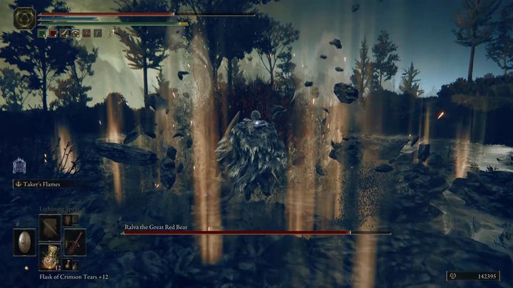 Zwracajcie uwagę na przednie łapy bossa - jeśli wbije je w ziemię, wywoła za chwilę małe trzęsienie ziemi, nad którym musicie przeskoczyć - Shadow of the Erdtree: Jak pokonać bossa Ralwa, wielki niedźwiedź rudy (Ralva the Great Red Bear)? - Elden Ring - poradnik do gry