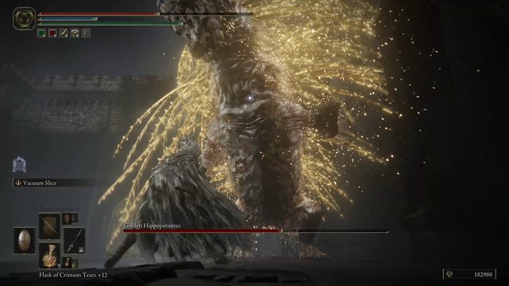 Podczas pierwszego ataku dystansowego, bestia zakręci się na ziemi posyłając dookoła siebie falę igieł - Shadow of the Erdtree: Jak pokonać bossa Złoty hipopotam (Golden Hippopotamus)? - Elden Ring - poradnik do gry