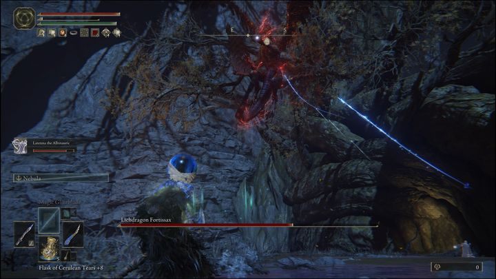 Fortissax poza standardowym zionięciem ogniem, które najczęściej wykonuje, gdy stoicie przed nim w znacznej odległości, może również wzlecieć w górę, aby lepiej się spozycjonować - Elden Ring: Drakolicz Fortissax (Lichdragon Fortissax) - boss, jak pokonać? - Elden Ring - poradnik do gry