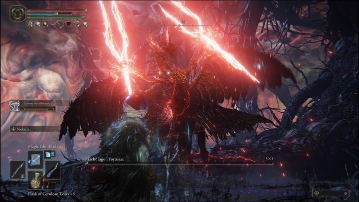 Jednakże najgroźniejszym atakiem, jaki ma do zaoferowania Fortissax, jest stworzenie dwóch czerwonych piorunów w każdej z łap - Elden Ring: Drakolicz Fortissax (Lichdragon Fortissax) - boss, jak pokonać? - Elden Ring - poradnik do gry