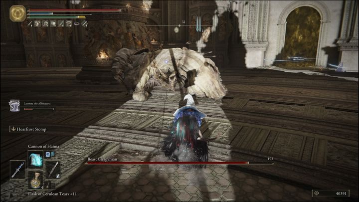 Gdy boss się do Was zbliży, bardzo często będzie korzystać z szybkich cięć, gdyż walczy on za pomocą sztyletu - Elden Ring: Maliketh, Czarna Klinga (Maliketh, the Black Blade) - boss, jak pokonać? - Elden Ring - poradnik do gry