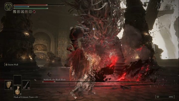 Czasem przeciwnik wbije miecz w ziemię, a następnie spowoduje wybuch o dużej sile rażenia - Elden Ring: Maliketh, Czarna Klinga (Maliketh, the Black Blade) - boss, jak pokonać? - Elden Ring - poradnik do gry