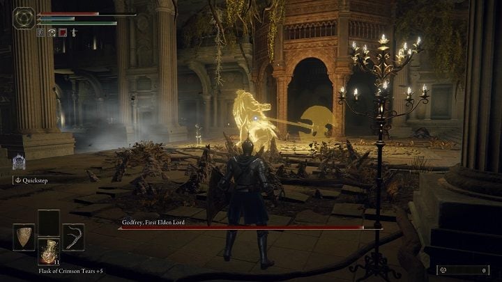 Godfrey w swoich atakach często używa mocnych tupnięć, które powodują wybuch kamieni przed nim - Elden Ring: Godfrey: Pierwszy Eldeński Władca (Godfrey, First Elden Lord) - boss, jak pokonać? - Elden Ring - poradnik do gry