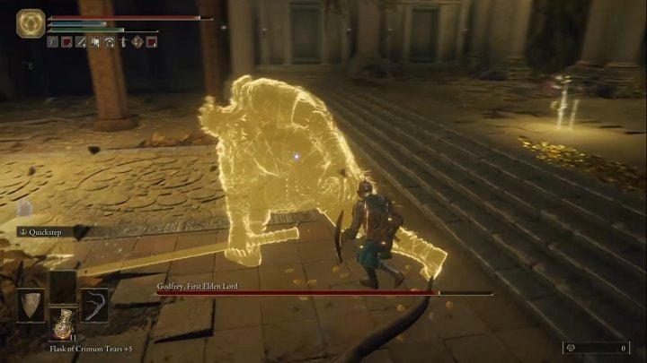 Przez większość czasu przeciwnik będzie wykonywać długie kombinacje ciosów, w których mieszać będzie ataki szybkie z wolnymi - Elden Ring: Godfrey: Pierwszy Eldeński Władca (Godfrey, First Elden Lord) - boss, jak pokonać? - Elden Ring - poradnik do gry