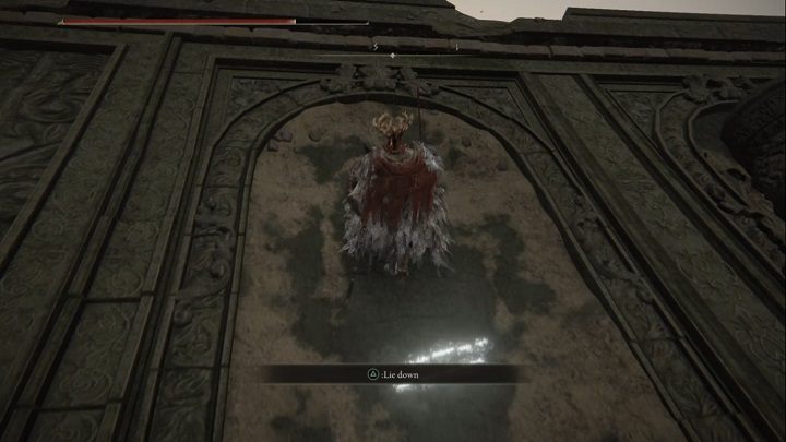 Dostaniecie się ostatecznie na kawałek konstrukcji, gdzie w jednym z miejsc (naprzeciwko tornada) będziecie mogli się położyć poprzez wykonanie interakcji - Elden Ring: Placidusax, Władca Smoków (Dragonlord Placidusax) - boss, jak pokonać? - Elden Ring - poradnik do gry