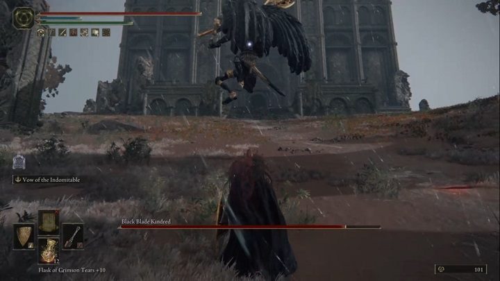 Podczas używania topora przeciwnik wykonywać będzie szerokie ataki, które najlepiej omijać robiąc uniki w jego stronę (tyczy się to również horyzontalnych ataków mieczem) - Elden Ring: Pobratymiec Czarnej Klingi (Black Blade Kindred) - boss, jak pokonać? - Elden Ring - poradnik do gry