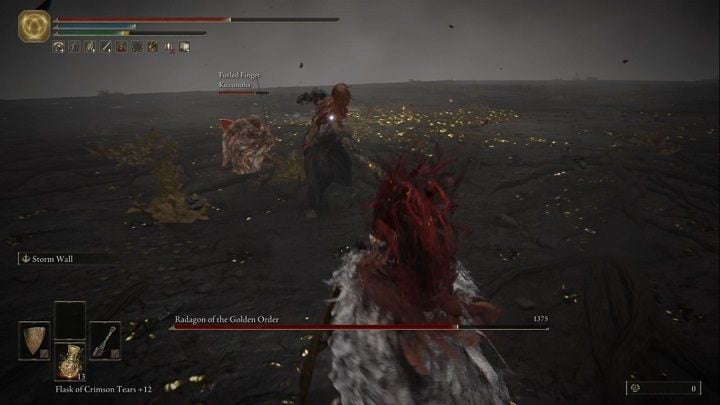 W pierwszej fazie Radagon bardzo często atakuje swoją bronią, którą wywołuje wybuchy na różnej wielkości obszarach - Elden Ring: Radagon ze Złotego Porządku, Eldeńska Bestia - boss, jak pokonać? - Elden Ring - poradnik do gry