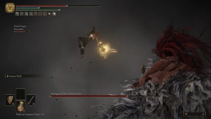 Oddalanie się od niego może też skutkować tym, że przeciwnik wyskoczy wysoko w górę po czym wyląduje z dewastującym atakiem o zasięgu na bardzo dużym obszarze - Elden Ring: Radagon ze Złotego Porządku, Eldeńska Bestia - boss, jak pokonać? - Elden Ring - poradnik do gry