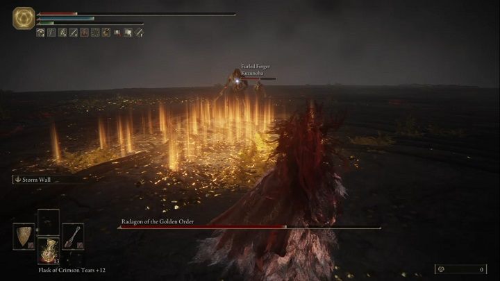 Jeśli natomiast zdarza się, że często jesteście poniekąd zmuszani do walki od frontu (lub jeśli się na to zdecydujecie), możecie wspomniane wyżej wybuchy omijać skokami - Elden Ring: Radagon ze Złotego Porządku, Eldeńska Bestia - boss, jak pokonać? - Elden Ring - poradnik do gry