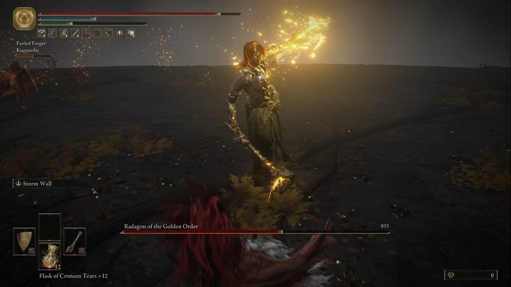 Jeszcze w pierwszej fazie walki przeciwnik może próbować Was złapać - Elden Ring: Radagon ze Złotego Porządku, Eldeńska Bestia - boss, jak pokonać? - Elden Ring - poradnik do gry