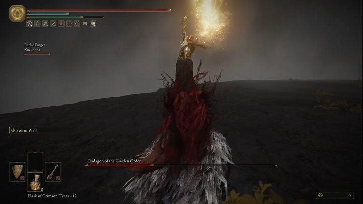 Jednym z najgroźniejszych ataków jest ten, w którym podnosi broń w jednej ręce wysoko do góry - Elden Ring: Radagon ze Złotego Porządku, Eldeńska Bestia - boss, jak pokonać? - Elden Ring - poradnik do gry