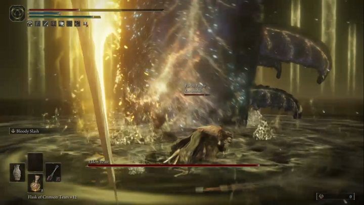 Kiedy znajdujecie się blisko i od frontu Eldeńskiej Bestii, może ona użyć bardzo silnego ataku, w którym kilka razy wbije miecz w ziemię powodując potężne wybuchy - Elden Ring: Radagon ze Złotego Porządku, Eldeńska Bestia - boss, jak pokonać? - Elden Ring - poradnik do gry