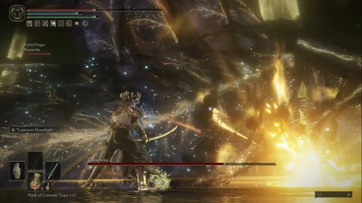 Kiedy znajdujecie się blisko Eldeńskiej Bestii i przed nią, może również raz wbić miecz w podłoże, po czym utrzymywać go w takiej pozycji gromadząc energię do wybuchu - Elden Ring: Radagon ze Złotego Porządku, Eldeńska Bestia - boss, jak pokonać? - Elden Ring - poradnik do gry