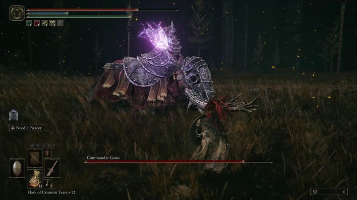 Boss ma też do dyspozycji dwa ataki dystansowe - strzał błyskawicą z naelektryzowanej lancy i rzut wyrwanymi z ziemi kamieniami - Shadow of the Erdtree: Jak pokonać bossa Dowódca Gajusz (Commander Gaius)? - Elden Ring - poradnik do gry
