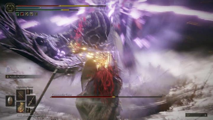 Gdy Gajusz spadnie do około połowy zdrowia naelektryzuje się i zacznie używać mocy grawitacyjnych - Shadow of the Erdtree: Jak pokonać bossa Dowódca Gajusz (Commander Gaius)? - Elden Ring - poradnik do gry