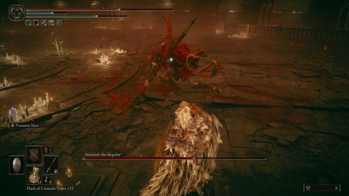 Kombinacje ciosów Messmera zazwyczaj kończą się szerokim wymachem włócznią lub wbiciem włóczni w ziemię - Shadow of the Erdtree: Jak pokonać bossa Messmer Palownik (Messmer the Impaler)? - Elden Ring - poradnik do gry