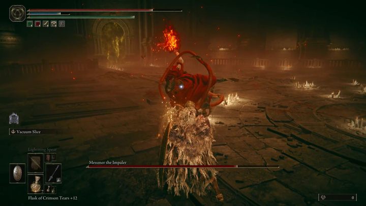 Strzeżcie się chwytu Messmera - boss biegnie w waszą stronę z uniesioną, płonącą ręką - Shadow of the Erdtree: Jak pokonać bossa Messmer Palownik (Messmer the Impaler)? - Elden Ring - poradnik do gry