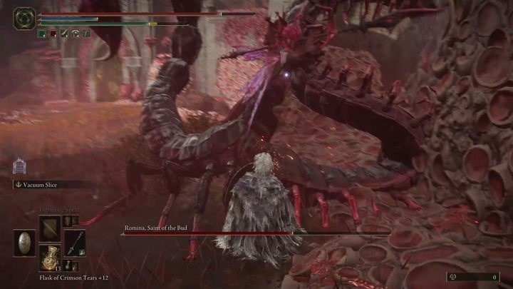 Romina używa trzech broni naraz - glewii, stonogi wyrastającej z przodu i żądła skorpiona wyrastającego z tyłu - Shadow of the Erdtree: Jak pokonać bossa Romina, święta patronka pąków (Romina, Saint of the Bud)? - Elden Ring - poradnik do gry