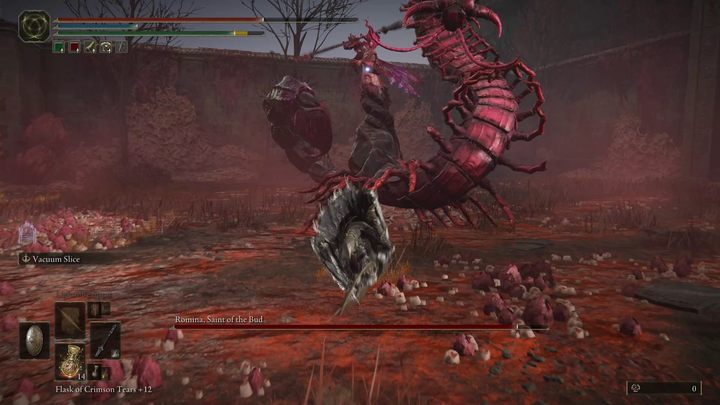 Romina może także owinąć stonogę i żądło wokół siebie, tocząc się po arenie i zadając cios glewią po rozwinięciu się lub zadając trzy ciosy pod rząd - Shadow of the Erdtree: Jak pokonać bossa Romina, święta patronka pąków (Romina, Saint of the Bud)? - Elden Ring - poradnik do gry