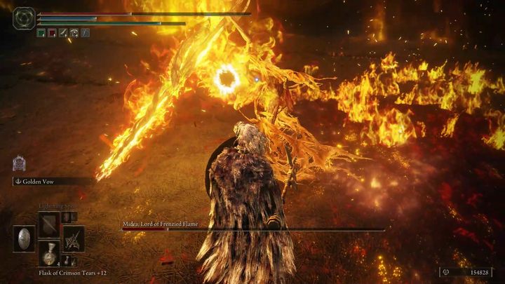 Szczególnie niebezpieczne są ataki płonącym mieczem - Midra łączy je w kombinacje dwóch lub pięciu cięć - Shadow of the Erdtree: Jak pokonać bossa Midra, Władca Oszalałego Płomienia (Midra, Lord of Frenzied Flame)? - Elden Ring - poradnik do gry