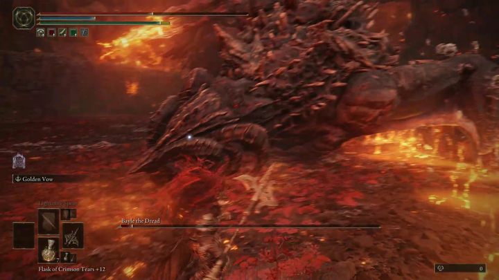 Rozmiar bossa oznacza też, że tarcze nie zdadzą się tu na wiele - większość ataków bossa przechodzi przez blok z uwagi na ich duże hitboxy albo zadawane obrażenia od żywiołów - Shadow of the Erdtree: Jak pokonać bossa Bayle Groza (Bayle the Dread)? - Elden Ring - poradnik do gry