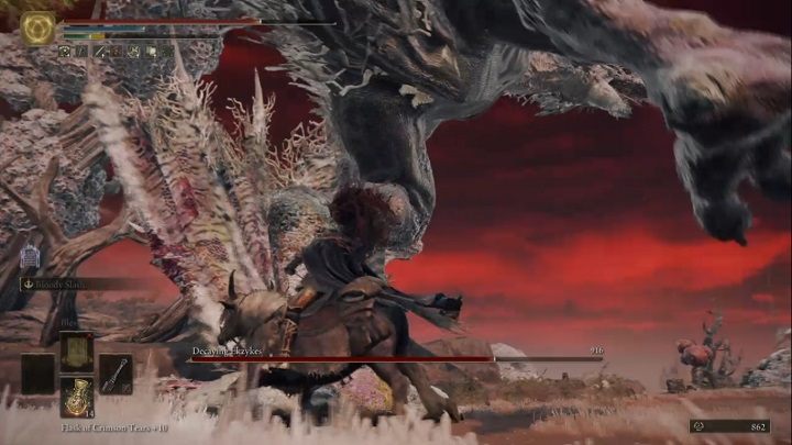 Rozkładający się Ekzykes będzie też co jakiś czas unosić nogę, a następnie wykonywać nią ciężkie tupnięcie - Elden Ring: Rozkładający się Ekzykes (Decaying Ekzykes) - boss, jak pokonać? - Elden Ring - poradnik do gry