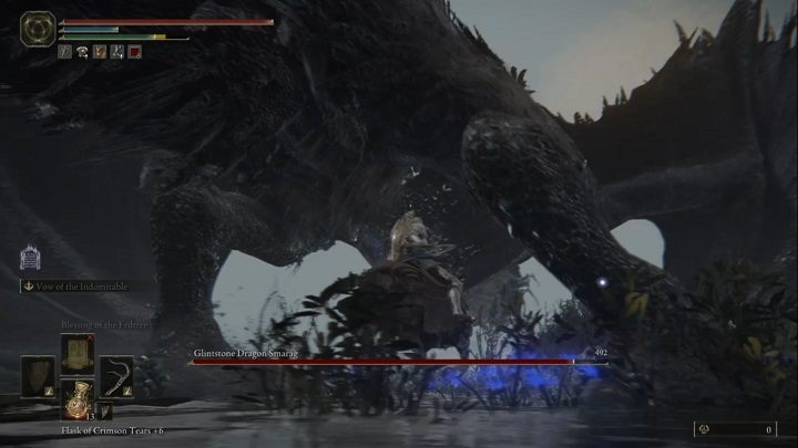 Tak jak w przypadku walk z większością smoków, Smaraga najlepiej atakować po nogach - Elden Ring: Smarag, błyskamienny smok (Glinstone Dragon Smarag) - boss, jak pokonać? - Elden Ring - poradnik do gry