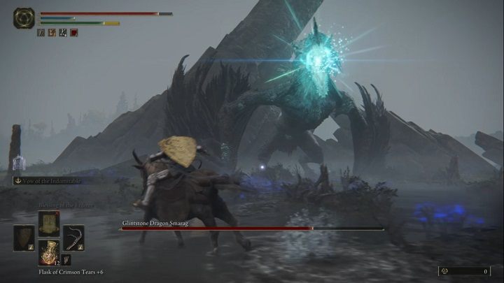 Przeciwnik może też wystrzeliwać magiczne pociski, które będą za Wami podążać - Elden Ring: Smarag, błyskamienny smok (Glinstone Dragon Smarag) - boss, jak pokonać? - Elden Ring - poradnik do gry