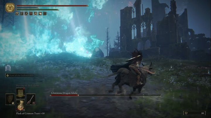Przeciwnik lubi zresztą zwiększać dystans, dlatego niejednokrotnie od Was odskoczy - Elden Ring: Adula, błyskamienny smok (Glinstone Dragon Adula) - boss, jak pokonać? - Elden Ring - poradnik do gry