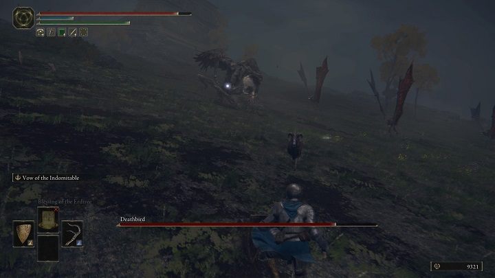 Przeciwnik większość ataków wykonuje swoją bronią i wiele z nich można obronić tarczą - choć bardziej opłaca się unikanie jego ciosów - Elden Ring: Ptak śmierci / Ptak rytuału śmierci (Death Bird / Death Rite Bird)- boss, jak pokonać? - Elden Ring - poradnik do gry