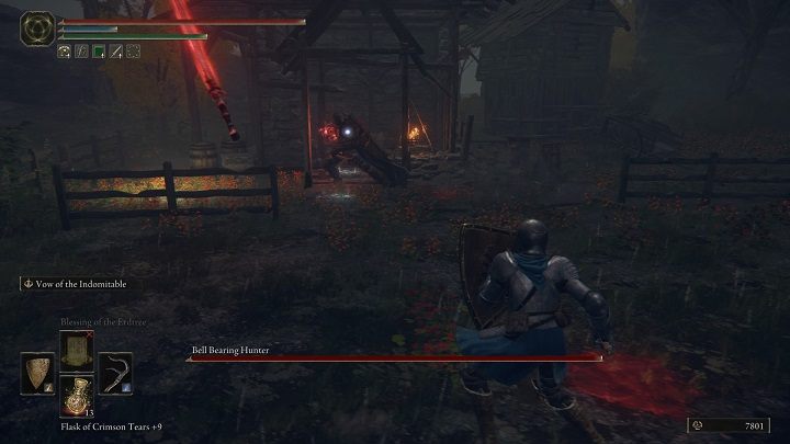 Może też wystrzelić w Waszą stronę czerwony strumień, co najlepiej uniknąć, wykonując uskok na bok - Elden Ring: Bell Bearing Hunter (Łowca dzwonków kulistych) - boss, jak pokonać? - Elden Ring - poradnik do gry