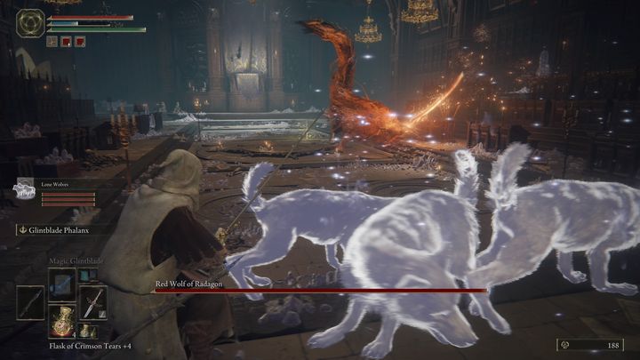 Wasza taktyka powinna polegać na uciekaniu od bossa, na bezpieczną odległość, a następnie korzystaniu ze wszystkich możliwych czarów - Elden Ring: Radagon, Czerwony wilk (Red Wolf of Radagon) - boss, jak pokonać? - Elden Ring - poradnik do gry