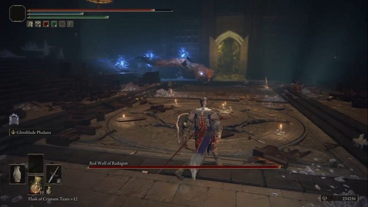 Jeśli to możliwe trzymajcie się za jego plecami - w ten sposób ataki magicznego miecza będą łatwiejsze do uniknięcia - Elden Ring: Radagon, Czerwony wilk (Red Wolf of Radagon) - boss, jak pokonać? - Elden Ring - poradnik do gry