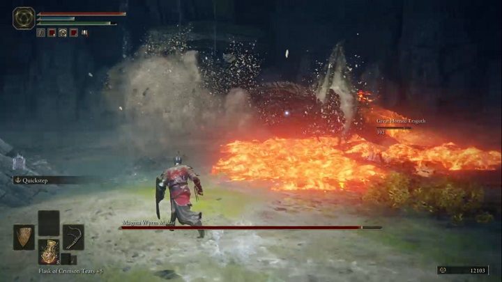 Jednym z ataków przeciwnika jest ten, w którym szarżuje przed siebie zionąc ogniem - Elden Ring: Magmowy Żmij Makar (Magma Wyrm Makar) - boss, jak pokonać? - Elden Ring - poradnik do gry