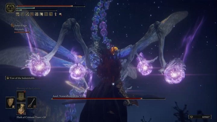 Kiedy zauważycie, że przeciwnik podnosi się do góry i swoimi wieloma rękami tworzy magiczne kule oznacza to, że wykona atak obszarowy składający się z czterech uderzeń - Elden Ring: Astel, Zrodzony z pustki (Astel, Naturalborn of the Void)- boss, jak pokonać? - Elden Ring - poradnik do gry